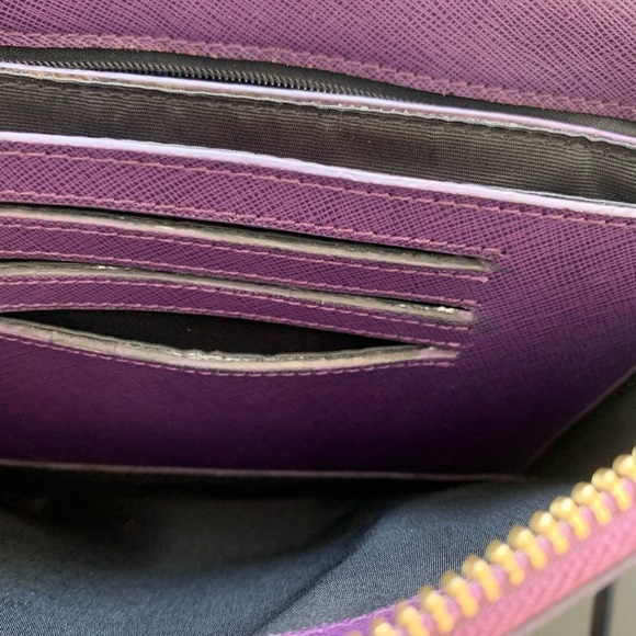 danier leather purple pouchette. Hand strap. Gold zipper. - Picture 7 of 11